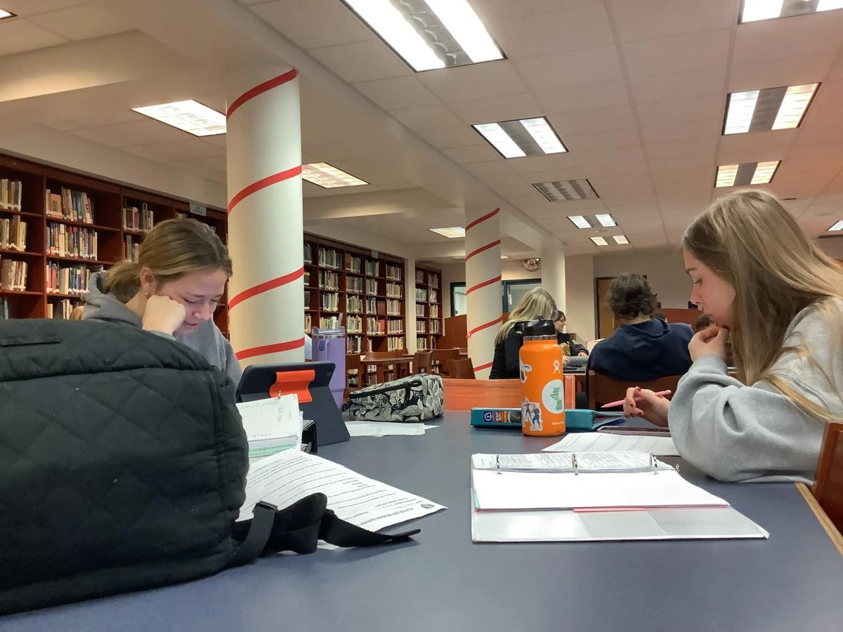 سالن مطالعه شبهای روشن